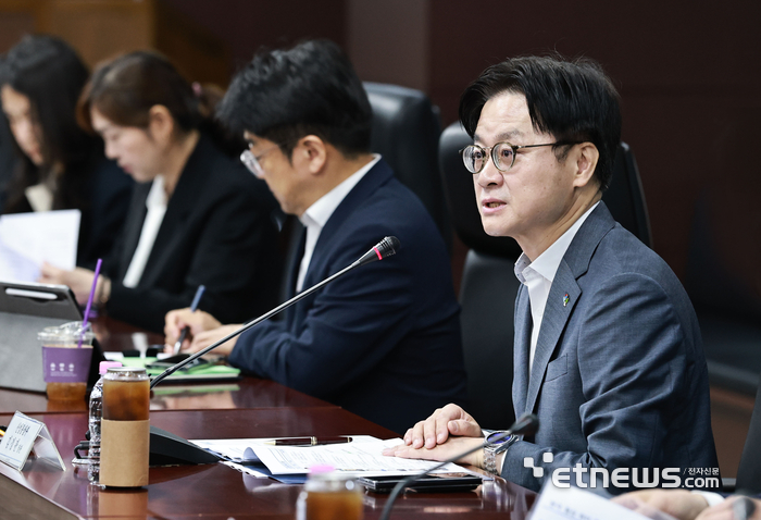 김정관 산업통상부 장관이 1일 서울 종로구 한국무역보험공사 대회의실에서 '철강업계 긴급 간담회'를 주재하고 있다. 간담회에는 이희근 포스코 사장, 이보룡 현대제철 사장, 김성일 KG스틸 사장, 박상훈 동국씨엠 사장, 서한석 세아베스틸 대표, 박건훈 세아창원특수강 대표, 강성욱 철강협회 본부장 등 철강관련 기업 및 협회 관계자가 참석했다. 산업부 제공