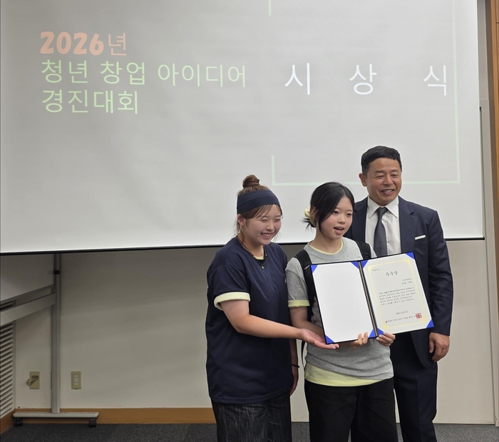 왼쪽부터 김이현 학생, 이태인 학생, 김옥주 교수.
