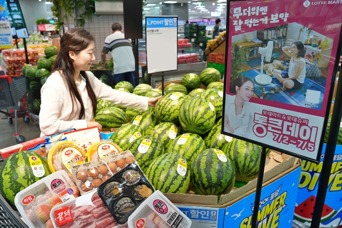 6월 30일 서울시 송파구에 위치한 롯데마트 제타플렉스 잠실점 수박 매대에서 직원이 7월 통큰데이 행사를 홍보하고 있다. 〈자료 롯데마트〉