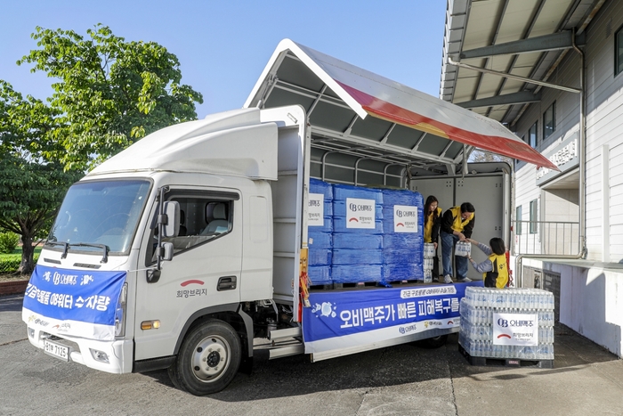오비맥주는 희망브리지 전국재해구호협회와 함께 폭염 취약계층을 위한 재해구호용 친환경 생수 'OB워터' 3만 1,000여 병을 지원했다고 1일 밝혔다. 〈자료 오비맥주〉