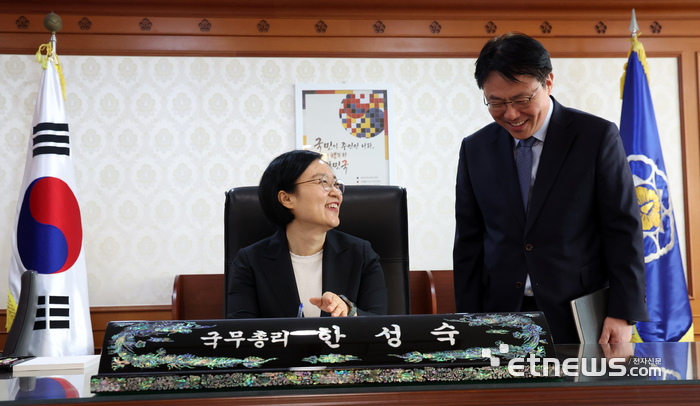 [포토] 첫 업무 나선 한성숙 국무총리