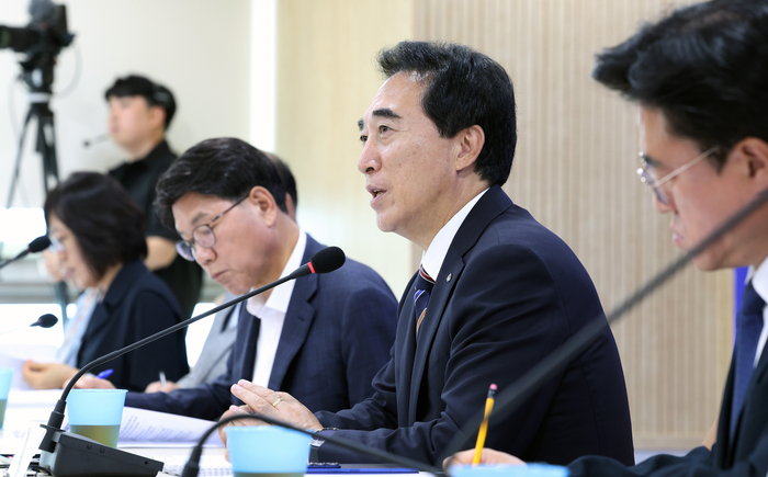 박수현 충남도지사가 임기 '1호' 결재로 그동안 예고했던 것처럼 충효예 복원과 열린 소통 행정을 선택했다.