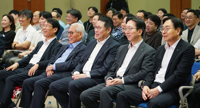 김규영 HS효성 회장(앞줄 왼쪽부터 두번째), 조현상 HS효성 부회장(앞줄 왼쪽부터 세번째)을 비롯한 경영진들과 임직원들이 HS효성 창립 2주년 행사에 참석했다.