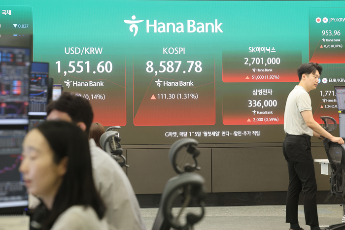 코스피가 1% 넘게 상승 출발한 1일 서울 중구 하나은행 딜링룸에서 직원이 업무를 보고 있다. (사진=연합뉴스)