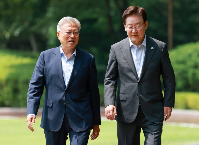 이재명 대통령과 문재인 전 대통령이 1일 청와대에서 대화하며 오찬장인 상춘재로 이동하고 있다. 연합뉴스