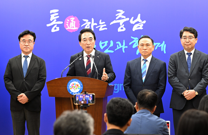 박수현 충남 도지사는 채재용 정책수석(왼쪽 첫번째), 구본영 정부부지사(왼쪽 세번째), 맹정호 정무수석 등 인선을 발표했다.
