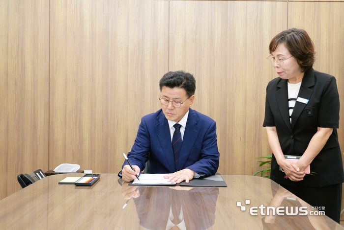 한대희 경기 군포시장이 1일 민선 9기 첫 결재로 도시정비국과 청년주권실 신설을 담은 조직개편안을 처리했다.