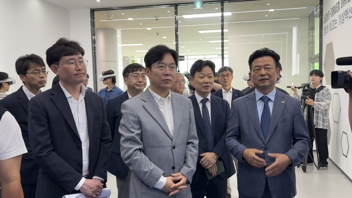 김영훈 고용노동부 장관(가운데)이 반도체 기업의 인력수급 애로사항을 청취하고 전문인력 양성 및 안정적 인력공급 체계 구축 방안을 논의하기 위해 한국광기술원을 방문했다.