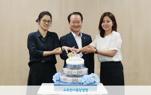 1일 서울 종로구 동양생명 본사에서 개최된 타운홀 미팅에서 성대규 동양생명 대표(가운데)가 임직원들과 떡 커팅식을 진행하고 있다.(사진=동양생명)