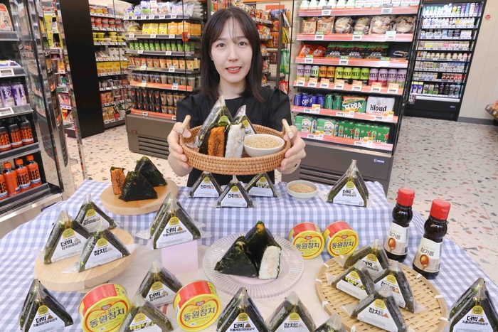 이마트24는 7월 4주간 삼각김밥 핵심 원재료 업그레이드를 순차적으로 진행한다고 2일 밝혔다.