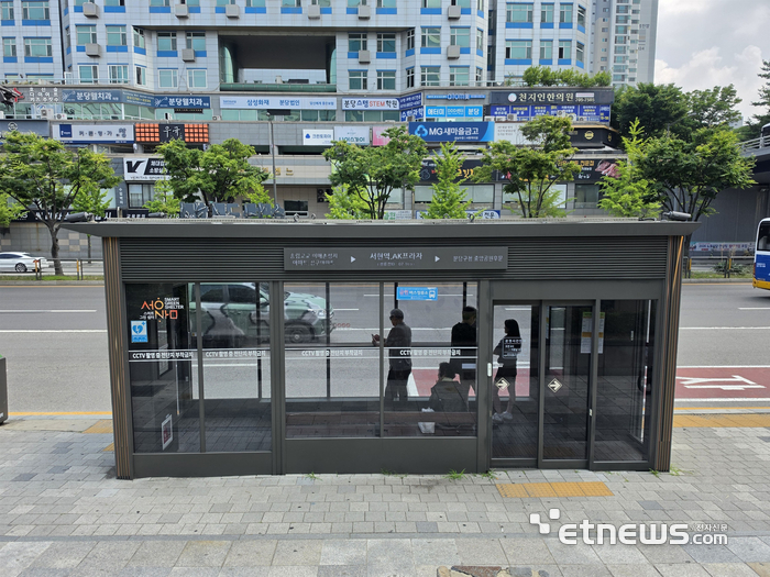 성남시 서현역 앞에 설치된 성남시 스마트 버스쉘터 모습.