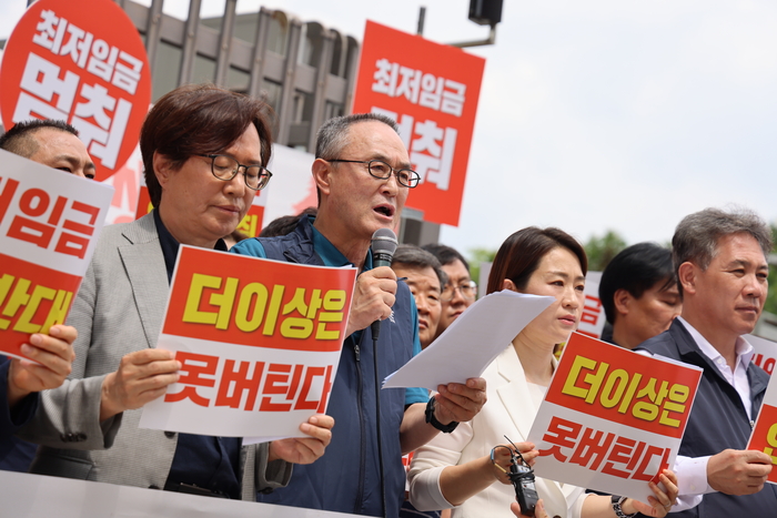 송치영 소상공인연합회장이 2일 최저임금위원회의 11차 전원회의가 열리는 세종시 고용노동부 앞에서 기자회견을 열고 내년도 최저임금을 '동결 수준'으로 결정해야 한다고 호소하고 있다.