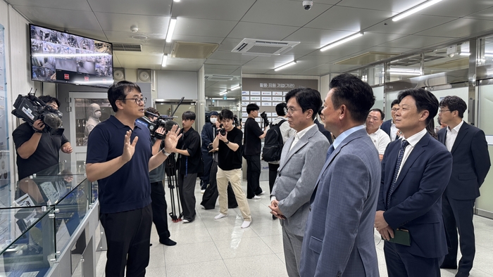 김영훈 고용노동부 장관이 반도체 기업의 인력수급 애로사항을 청취하고 전문인력 양성 및 안정적 인력공급 체계 구축 방안을 논의하기 위해 한국광기술원을 방문했다.