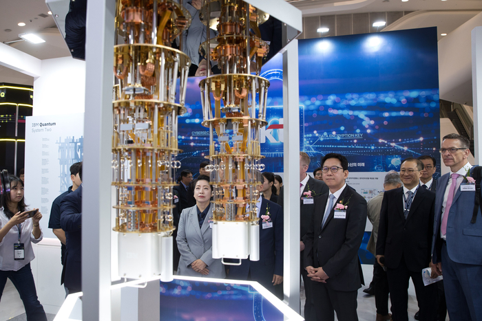 [포토] IBM, 퀀텀시스템II 설명 듣는 배경훈 부총리