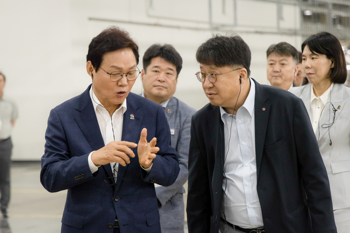 박완수 경남도지사(왼쪽)가 2일 LG전자 창원공장 스마트파크를 찾아 백승태 LG전자 부사장과 제조 AX 현장을 둘러봤다.