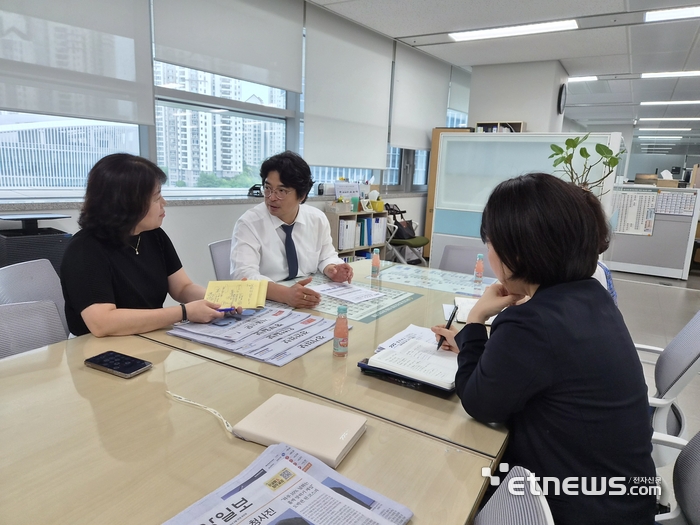 박상현 경기도의회 기획재정위원회 의원(왼쪽 두 번째)이 경기도 기획조정실 관계자들과 '공무원 사기 진작을 위한 예산 성과급 및 포상 제도 개선 방안'을 논의했다. 경기도의회 제공.
