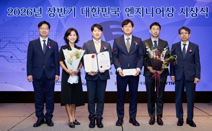 구혁재 과학기술정보통신부 제1차관(왼쪽 첫 번째)과 한미사이언스 한지연 IP팀 팀장(왼쪽 두 번째), 한미약품 임호택 의약혁신센터장(왼쪽 세 번째), 박영우 신제품 CMC팀 팀장(왼쪽 다섯 번째).