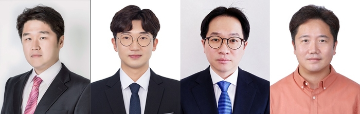 (왼쪽부터) 박철민 국립금오공대 박철민 교수, 국립금오공대 이영한 연구원, 김재헌 국민대 신소재공학부 교수, 한국전기연구원 하윤철 박사