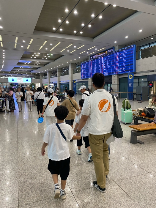 지난 26일 교촌에프앤비 '바르고 봉사단'이 인천국제공항에서 방화초등학교·흑석초등학교 특수학급 학생들과 공항철도 체험학습을 진행하고 있다. 〈자료 교촌에프앤비〉