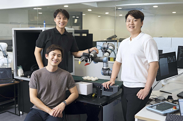 사진 왼쪽위 김제혁 CHO, 오른쪽 서형주 CTO, 왼쪽아래 문태연 CEO. 카본식스제공.