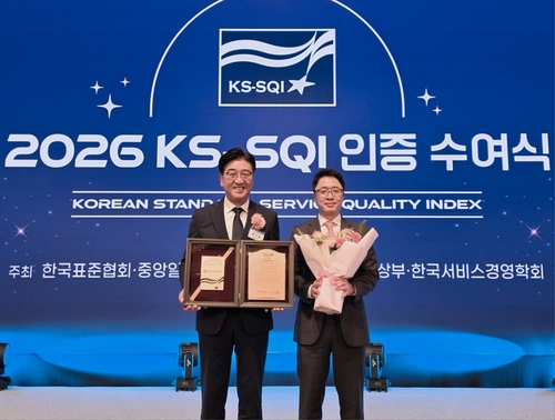 채수웅 신한저축은행 대표(왼쪽)가 한국서비스품질지수 저축은행 부문 1위 수상 기념촬영을 하고 있다.(사진=신한저축은행)