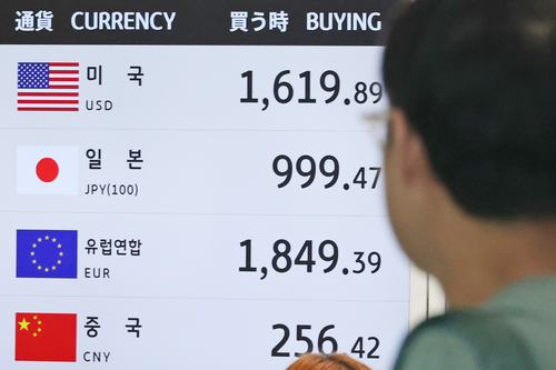 달러 강세에 고환율이 계속되는 가운데 2일 인천국제공항 제2여객터미널 출국장에 자리한 행 환전창구에 원/달러 환율이 표시돼있다. 연합뉴스