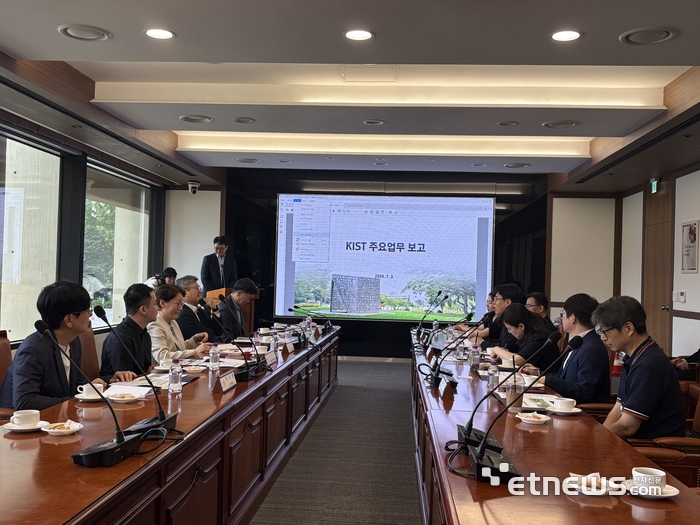 박인규 과학기술정보통신부 과학기술혁신본부장이 3일 서울 성북구 한국과학기술연구원(KIST)을 찾아 연구데이터 수집 체계 구축 방안을 논의했다.