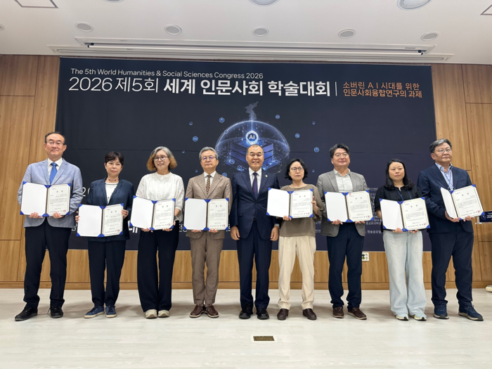 홍원화 연구재단 이사장(가운데)과 공모전 수상팀이 기념촬영을 했다. (연구재단 제공)