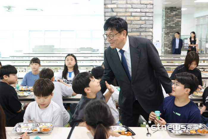 도성훈 인천시교육감이 1일 인천신검단초등학교를 방문해 학생들의 학교생활을 점검했다. 인천시교육청 제공.