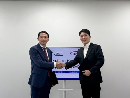 신완민 신승회계법인 대표(왼쪽)와 기동훈 메디스태프 대표(오른쪽)가 업무협약식에서 기념 촬영을 하고 있다. 사진=신승회계법인