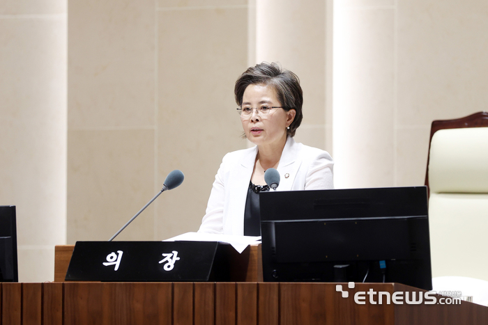 김미경 수원시의회 의장이 2일 본회의장에서 제402회 임시회를 주재하고 있다. 수원시의회 제공.