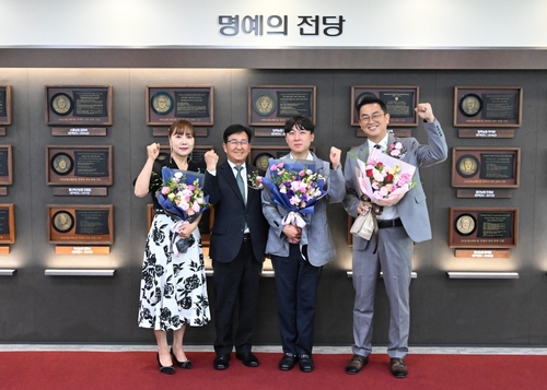 2일 서울 서대문구 본사에서 '2026 명예의 전당 개인 부문 헌액식'에서 송춘수 농협손해보험 대표(왼쪽 두번째)가 헌액자들과 기념촬영을 하고 있다.(사진=농협손해보험)