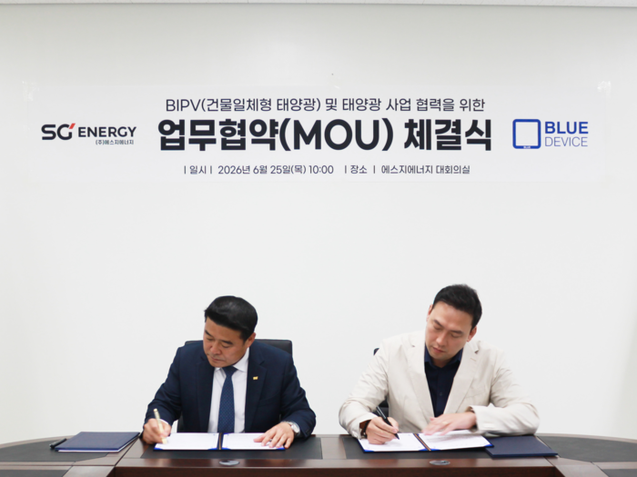 이진섭 에스지에너지 대표(왼쪽)와 정재민 블루디바이스 대표가 업무협약 체결식에서 협약서에 서명하고 있다. (에스지에너지 제공)