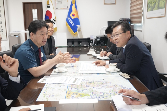 장기수 천안시장이 3일 오전 천안시의회 본회의장에서 열린 제10대 천안시의회 개원식에 참석해 축사를 하고 있다. 장 시장은 이날 축사에서 민선 9기 시정 발전을 위한 의회의 초당적 협력과 파트너십을 당부했다(사진은 서북경찰서을 방문한 장기수 시장).