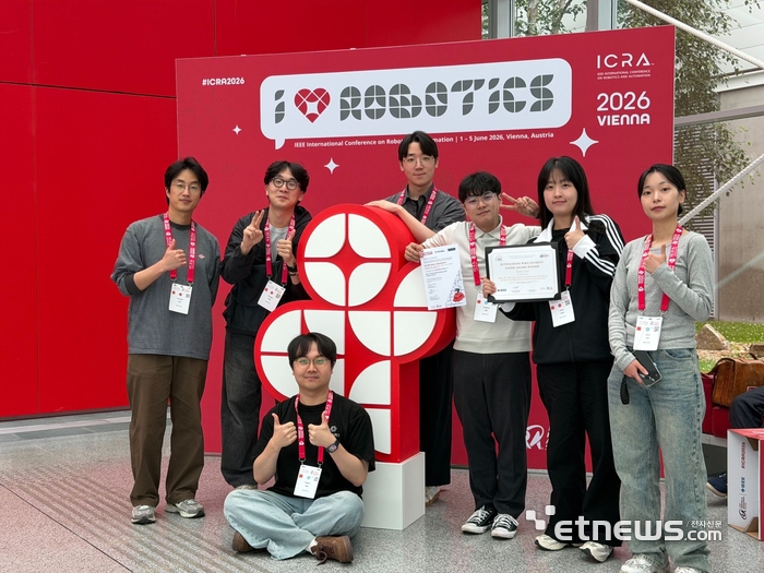 인하대가 최근 열린 'IEEE ICRA 2026'에 참여해 기념 촬영했다. 인하대 제공.