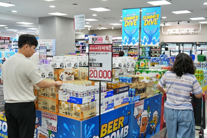 서울시 송파구에 위치한 롯데마트 제타플렉스 잠실점에서 고객들이 수입맥주를 구경하고 있다.  〈자료 롯데마트〉