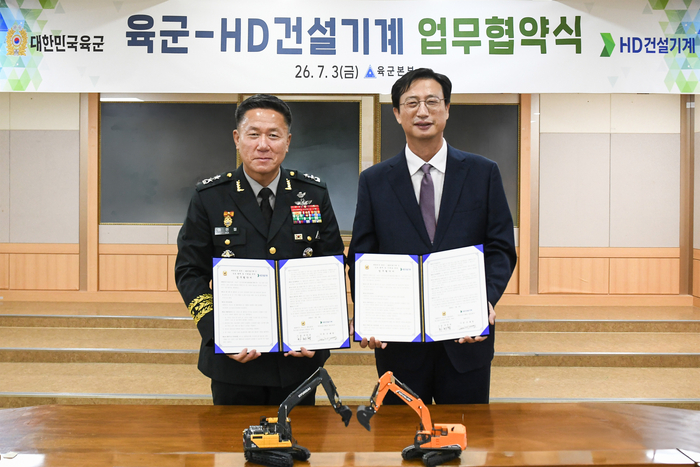 HD건설기계와 육군본부가 건설장비 무인화 등 기술 교류 및 정비 인력 양성을 위한 업무협약을 체결했다. (오른쪽부터) HD건설기계 문재영 사장, 육군본부 군수참모부장 하헌철 소장
