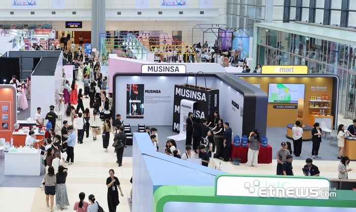 산업통상부와 코트라는 농림축산식품부, aT와 7월 2일부터 사흘간 하노이 국립컨벤션센터(이하 NCC)에서 K컬처와 소비재를 결합한 종합 마케팅 행사인 한류박람회를 개최했다. B2C 전시판촉전 현장의 모습. 코트라 제공