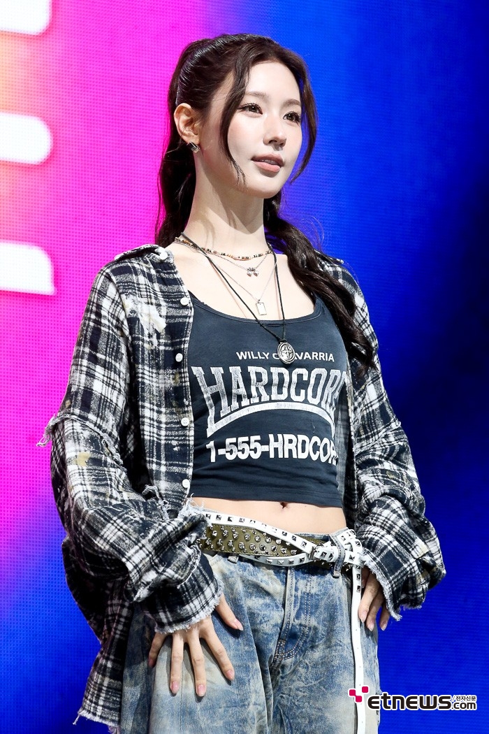 [ET포토] 아이들 미연, '로우라이즈 진으로 드러낸 복근'