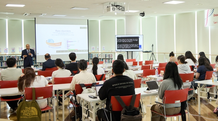 라주 쿠첼라파티 하버드 의대 석좌교수(UST 특임교원)가 UST 글로벌 알파 클래스 강의를 진행중이다.