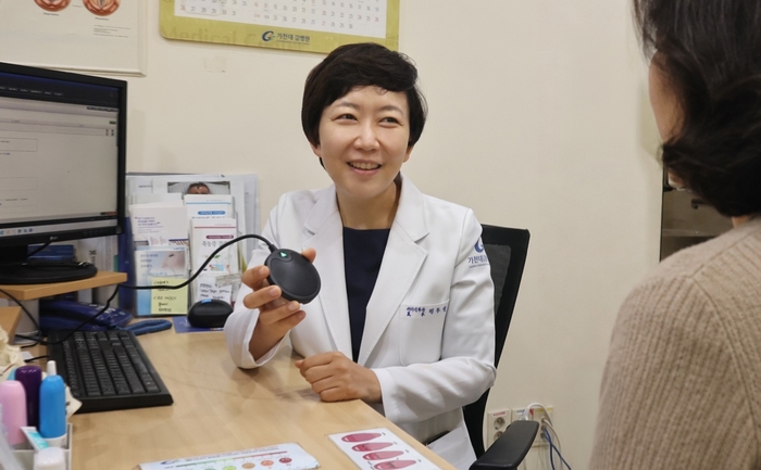 가천대길병원 이비인후과 정주현 교수가 음성인식 EMR을 환자에게 설명하고 있다. (사진=가천대길병원)