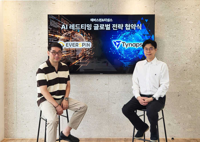 하영빈 에버스핀 대표(왼쪽)와 강민승 티냅스 대표는 최근 AI 모델의 보안 취약점과 안전성을 검증하는 사업을 공동 추진하기 위한 업무협약(MOU)을 체결했다.