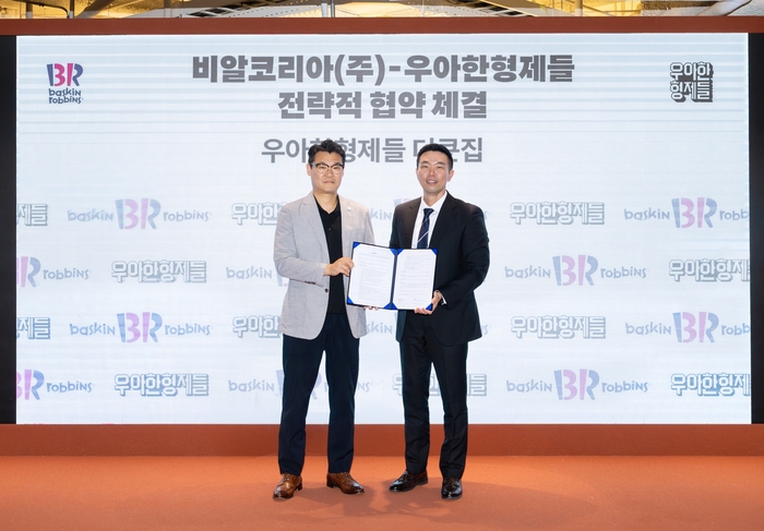 김지훈 우아한형제들 사업부문장(사진우측)과 윤문건 배스킨라빈스 커머스마케팅실장이 지난달 서울 송파구 우아한형제들 본사에서 전략적 업무 협약을 체결한 뒤 기념 촬영을 하고 있다. [사진=우아한형제들 제공]