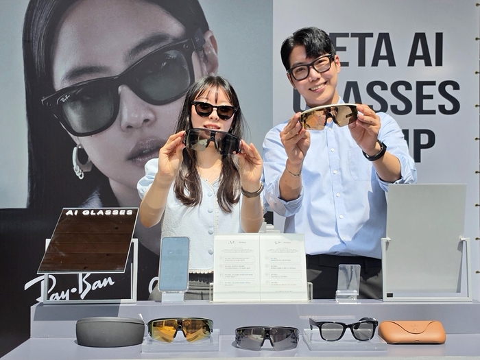 신세계사이먼은 오는 26일까지 여주 프리미엄 아울렛 이스트에서 '메타 인공지능(AI) 글래스' 팝업스토어를 운영한다고 6일 밝혔다.
