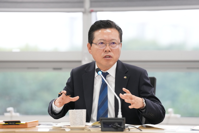 장기수 천안시장이 6일 시청 중회의실에서 열린 간부회의를 주재하며 시정 혁신을 주문하고 있다.