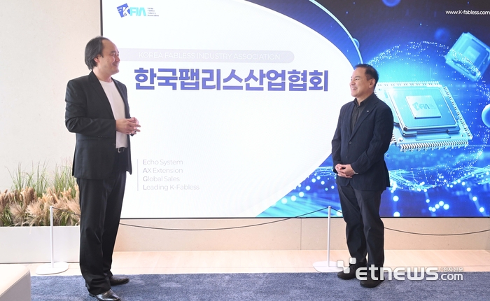 김경호 한국팹리스산업협회 회장(오른쪽)이 안호천 전자신문 소재부품부 부장과 대담하고 있다.