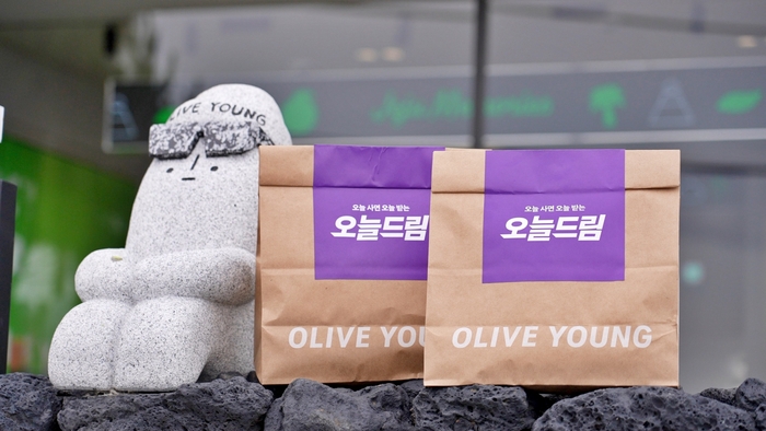 CJ올리브영은 제주 애월읍에 도심형 물류센터(MFC) 'MFC제주'를 열고 당일 배송 서비스 '오늘드림' 권역을 확대한다고 6일 밝혔다.