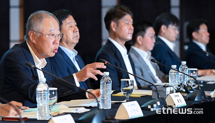 [포토] 인사말 하는 류진 한경협 회장