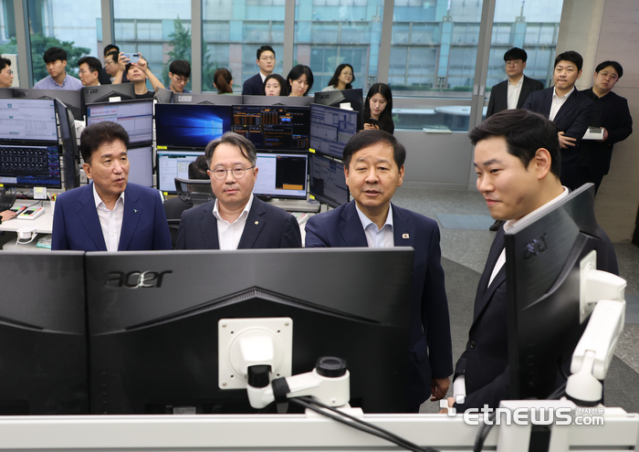 (왼쪽부터) 함영주 하나금융그룹 회장이 권민수 한국은행 부총재보, 구윤철 경제부총리 겸 재정경제부 장관과 6일 오전 서울 중구 하나은행 딜링룸을 방문해 하나은행 직원으로부터 외환시장 24시간 거래 관련 설명을 듣고 있다. [사진= 이동근기자 foto@etnews.com]