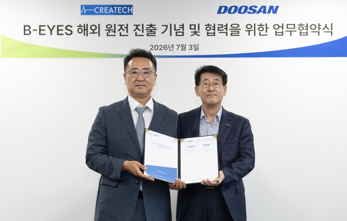 지난 3일 크리에이텍 울산공장에서 진행된 'B-EYES 해외 원전 진출 기념 및 협력을 위한 업무협약식'에서 김덕수 두산에너빌리티 TM설계 담당(오른쪽), 최태묵 크리에이텍 대표가 기념촬영을 하고 있다.